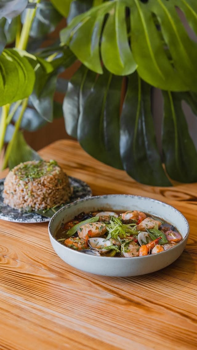 Soupe de fruits de mer et riz sauté sous le monstera