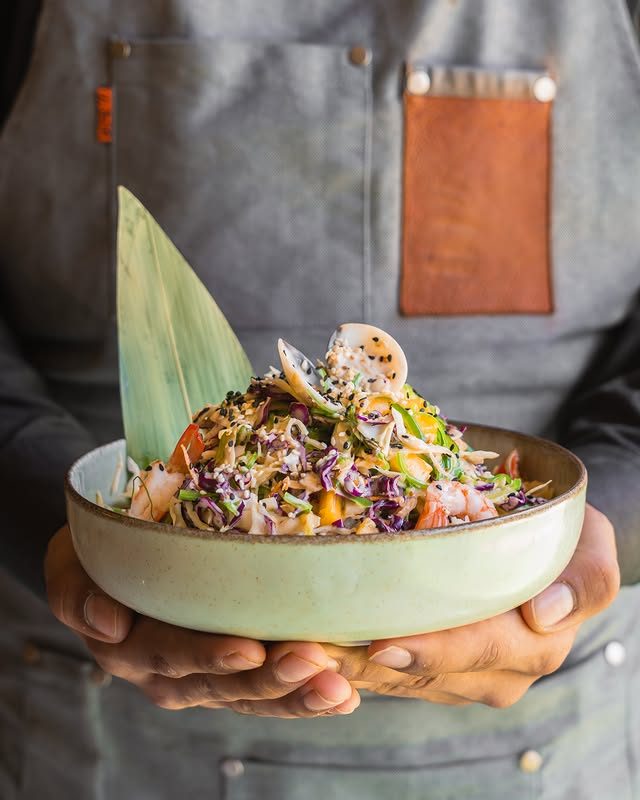 Notre chef présente un bol composé, fruits de mer et légumes croquants