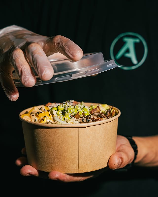 Poke bowl kraft refermé et remis en main propre